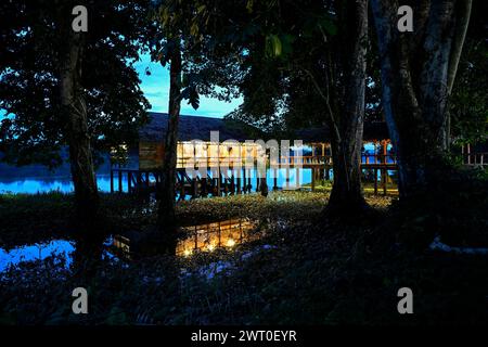 Restaurant à Doli Lodge sur la rivière Sangha, heure bleue, Bayanga, Préfecture de Sangha-Mbaere, République centrafricaine Banque D'Images