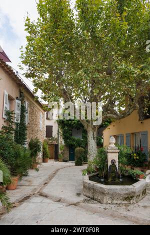 Petite place du village, Grimaud, Département du Var, Provence-Alpes-Côte d'Azur, Sud de la France, France Banque D'Images