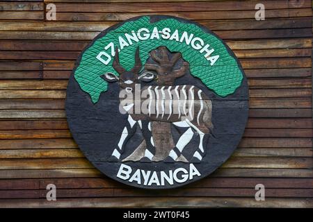 Panneau Dzanga-Sangha à Doli Lodge, Bayanga, préfecture de Sangha-Mbaere, République centrafricaine Banque D'Images