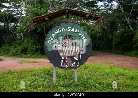 Panneau Dzanga-Sangha près de Doli Lodge, Bayanga, préfecture de Sangha-Mbaere, République centrafricaine Banque D'Images