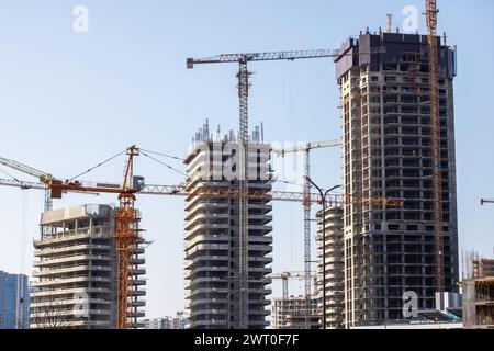 Biélorussie, Minsk - 07 février 2024 : maisons modernes dans le monde de Minsk à la lumière du soleil Banque D'Images