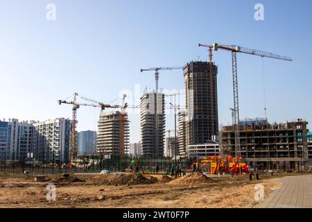 Biélorussie, Minsk - 07 février 2024 : maisons modernes dans le monde de Minsk à la lumière du soleil Banque D'Images