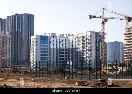 Biélorussie, Minsk - 07 février 2024 : maisons modernes dans le monde de Minsk à la lumière du soleil Banque D'Images