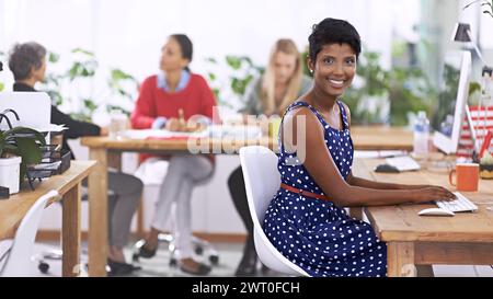 Portrait, femme heureuse ou d'affaires par clavier dans le bureau, gros plan ou professionnel pour la productivité par bureau. Éditeur, sourire ou visage par ordinateur pour Banque D'Images