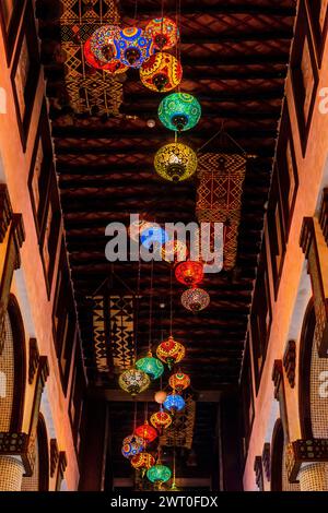 Décoration de lampe dans un centre commercial à Souq Waqif à Doha, boutique, décoration, intérieur, bâtiment, shopping, vacances, décoré, lanterne, lampes, lumières Banque D'Images