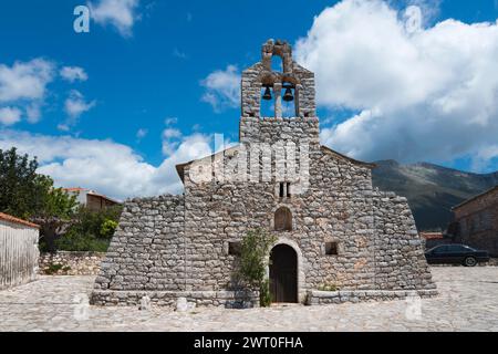 Église en pierre avec clocher sur fond de montagne pittoresque et ciel bleu avec nuages, église orthodoxe grecque, Agios Jannis Prodromos, Agios Banque D'Images