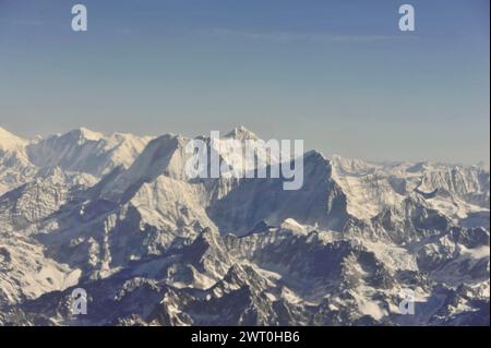 Vue aérienne des sommets et des vallées enneigés, impressions du grand vol panoramique le long des géants himalayens, le toit du monde Banque D'Images