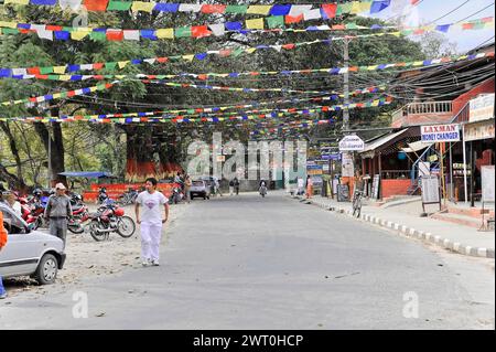 Scène de rue animée avec des gens et des véhicules dans une petite ville, Pokhara Valley, Pokhara, Népal Banque D'Images