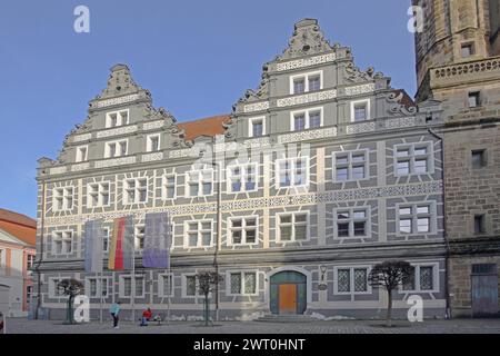 Bâtiment Renaissance avec sgraffiti et drapeaux, drapeau de l'UE, drapeau de l'État allemand, drapeau de l'État bavarois, gris, white, ancienne chancellerie de la cour, administrative Banque D'Images