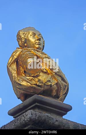 Monument à Johann Sebastian Bach à la fontaine Karl-Wilhelm-Friedrich, doré, buste, autoportant, Johann-Sebastian-Bach-Platz, Ansbach, milieu Banque D'Images