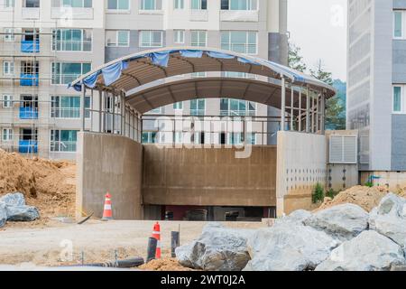 Rampe d'entrée couverte vers le parking souterrain sur le chantier de construction d'appartements de grande hauteur à Daejeon Corée du Sud Banque D'Images