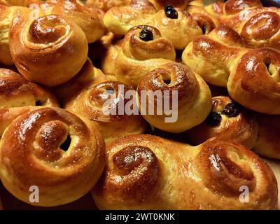 Les petits pains au safran maison sont une tradition suédoise en décembre de la fête de Sainte-Lucie à Noël. Banque D'Images