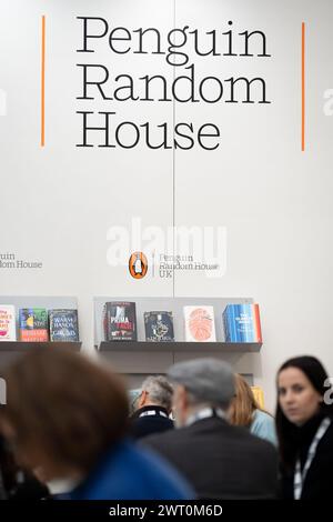 Réunions et offres de livres sur le stand de commerce du livre Penguin Random House pendant la troisième et dernière journée de la Foire du livre de Londres à l'Olympia Exhibition Hall, le 14 mars 2024, à Londres, en Angleterre. La Foire internationale du livre de Londres (LBF) de trois jours est une exposition annuelle de l'industrie de l'édition et la plus grande foire du livre de printemps d'Europe qui attire généralement 25 000 visiteurs ; exposants de tout le secteur de l'édition ; auteurs espérant que leurs idées de livres seront commandées et où des accords internationaux de droits de publication sont conclus pour des éditions étrangères. Banque D'Images