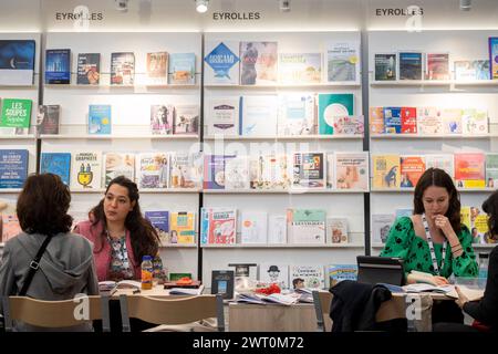 Le stand français du livre lors de la troisième et dernière journée de la Foire du livre de Londres à l'Olympia Exhibition Hall, le 14 mars 2024, à Londres, Angleterre. La Foire internationale du livre de Londres (LBF) de trois jours est une exposition annuelle de l'industrie de l'édition et la plus grande foire du livre de printemps d'Europe qui attire généralement 25 000 visiteurs ; exposants de tout le secteur de l'édition ; auteurs espérant que leurs idées de livres seront commandées et où des accords internationaux de droits de publication sont conclus pour des éditions étrangères. Banque D'Images