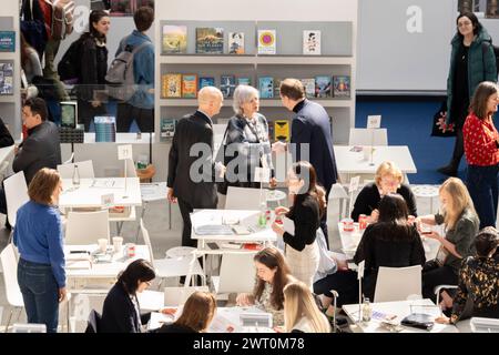 Réunions et offres de livres sur le stand de commerce du livre Penguin Random House pendant la troisième et dernière journée de la Foire du livre de Londres à l'Olympia Exhibition Hall, le 14 mars 2024, à Londres, en Angleterre. La Foire internationale du livre de Londres (LBF) de trois jours est une exposition annuelle de l'industrie de l'édition et la plus grande foire du livre de printemps d'Europe qui attire généralement 25 000 visiteurs ; exposants de tout le secteur de l'édition ; auteurs espérant que leurs idées de livres seront commandées et où des accords internationaux de droits de publication sont conclus pour des éditions étrangères. Banque D'Images