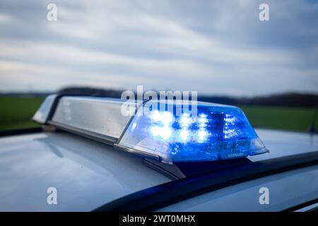 Melle, Deutschland 14. März 2024 : Ein Einsatzfahrzeug, Streifenwagen, der Polizei mit Blaulicht BEI einem Unfall, Verkehrsunfall auf einer Landstraße. Landkreis Osnabrück Niedersachsen *** Melle, Allemagne 14 mars 2024 un véhicule d'urgence, voiture de patrouille, de la police avec des feux bleus dans un accident, accident de la circulation sur un district routier de campagne de Osnabrück basse-Saxe Copyright : xFotostandx/xGelhotx Banque D'Images