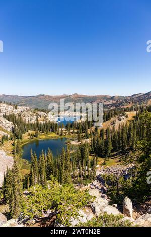 Vue imprenable sur les lacs Martha et Mary au milieu des sommets de l'Utah Banque D'Images