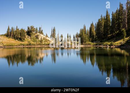 Tranquille lac Catherine avec des eaux réfléchissantes par temps clair Banque D'Images