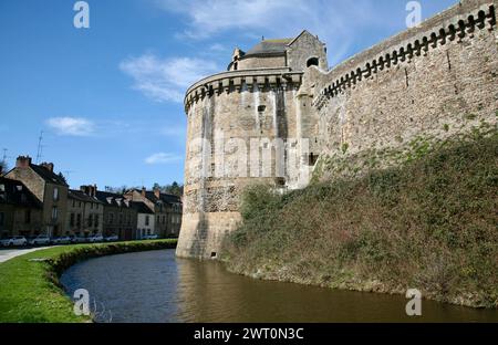 Une vue des douves du château médiéval de Fougères, Bretagne, France, Europe au printemps 2024 Banque D'Images