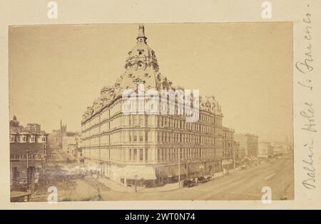 Hôtel Baldwin, San Francisco. Inconnu, photographe de 1876 à 1898 vue surélevée de l'hôtel Baldwin à San Francisco depuis l'intersection des rues Market et Powell. Deux calèches tirées par des chevaux se trouvent devant l'hôtel sur Market Street, et plusieurs autres sont visibles plus loin le long de Market Street et au dépôt de calèches de l'autre côté de Powell Street. (Recto, monture) centre droit, manuscrit au crayon : 'Baldwin Hotel S. Francisco [écrit latéralement]' Banque D'Images