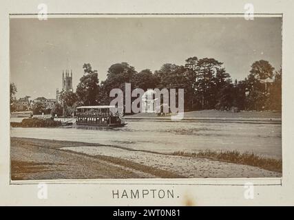 Hampton. Henry W. Tunt, photographe (Britannique, 1842 - 1922) 1897 une des trois photographies illustrant une carte imprimée de Kingston et de ses environs, y compris le parc Hampton court et le parc Bushy, le long de la Tamise. La photographie montre une vue de la rivière à Hampton, avec la tour de remplissant Église de Marie visible au-dessus des arbres au loin. Un ferry tirant une barge descend la rivière devant le temple de Garrick jusqu'à Shakespeare, un petit pavillon en dôme avec un portique sur l'autre côté de la rivière. (Recto, monture) centre inférieur, ci-dessous image, imprimé à l'encre noire : 'HAMPTON'. Banque D'Images