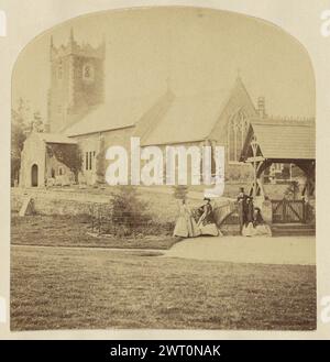 Sandringham. Peut-être Frances Elizabeth Jocelyn, vicomtesse Jocelyn, photographe (britannique, 1820 - 1880) environ 1850–1860 trois femmes et un homme se sont rassemblés en groupe à l'extérieur de l'église de Sandringham. Le groupe est rassemblé près du lichgate, la passerelle couverte menant au cimetière. (Recto, monture) centre supérieur, crayon : 'Sandringham'; Banque D'Images