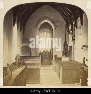 Sandringham. Peut-être Frances Elizabeth Jocelyn, vicomtesse Jocelyn, photographe (britannique, 1820 - 1880) vers 1850-1860, l'intérieur d'une chapelle, probablement l'église de l'État Mary Magdalene à Sandringham. La chapelle a des plafonds voûtés et une grande arche étroite mène à un ensemble de fenêtres avec des tracés gothiques. Il y a des sculptures en bois au-dessus de bancs ou d'une balustrade au premier plan, représentant un personnage agenouillé devant un ange. (Recto, monture) centre supérieur, crayon : 'Sandringham'; Banque D'Images