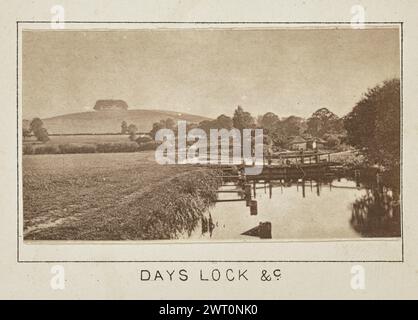 Jours de verrouillage &c. Henry W. Tunt, photographe (britannique, 1842 - 1922) vers 1886 une des deux photographies illustrant une carte imprimée de Little Wittenham, Dorchester, Warborough et les environs le long de la Tamise. La photographie montre une vue de l'écluse des jours depuis le sud, avec un pont à chevalets visible en arrière-plan. Une parcelle d'arbres au sommet de Round Hill connue sous le nom de Wittenham Clumps peut être vue au loin. (Recto, monture) centre inférieur, ci-dessous image, imprimé à l'encre noire : 'DAYS LOCK &c.' Banque D'Images