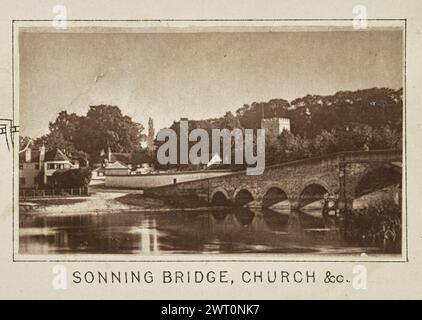 Pont Sonning, église & c.. Henry W. Tunt, photographe (britannique, 1842 - 1922) vers 1886 une des deux photographies illustrant une carte imprimée de Sonning, Shiplake et les environs le long de la Tamise. La photographie montre une vue du pont en pierre voûté au-dessus de la rivière avec une vue sur les équipements Andrew's Church et les bâtiments de la ville environnante. (Recto, monture) centre inférieur, ci-dessous image, imprimé à l'encre noire : 'SONNING BRIDGE, CHURCH & c.' Banque D'Images