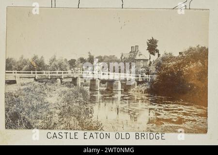 Château Eaton Old Bridge. Henry W. Tunt, photographe (britannique, 1842 - 1922) 1897 une des trois photographies illustrant une carte imprimée du château d'Eaton, de Kempsford et des environs le long de la Tamise. La photographie montre une vue d'un pont en bois sur la rivière au château Eaton. Plusieurs hommes et femmes se tiennent sur le pont regardant l'eau. (Recto, monture) centre inférieur, image ci-dessous, imprimé à l'encre noire : 'CASTLE EATON VIEUX PONT' Banque D'Images
