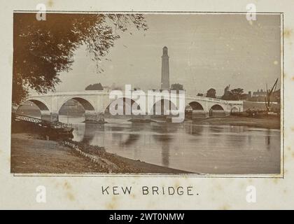 Pont de Kew. Henry W. Tunt, photographe (Britannique, 1842 - 1922) 1897 une des trois photographies illustrant une carte imprimée de Richmond le long de la Tamise. La photographie montre une vue du pont de Kew depuis la rive sud, avec une grande tour, peut-être depuis le site des travaux de Kew Bridge de la Grand Junction Water Works Company, visible au loin. (Recto, monture) centre inférieur, ci-dessous image, imprimé à l'encre noire : 'KEW BRIDGE'. Banque D'Images