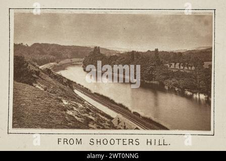 De Shooters Hill. Henry W. Tunt, photographe (britannique, 1842 - 1922) vers 1886 une des trois photographies illustrant une carte imprimée de Whitchurch, Pangbourne et les environs le long de la Tamise. La photographie montre une vue de la rivière et du paysage environnant depuis le sommet d'une colline sur le côté gauche de l'image. Une maison est partiellement visible sur la colline au premier plan. (Recto, monture) au centre inférieur, au-dessous de l'image, imprimé à l'encre noire : 'FROM SHOOTERS HILL.' Banque D'Images