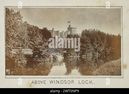 Au-dessus de Windsor Lock. Henry W. Tunt, photographe (Britannique, 1842 - 1922) 1897 une des quatre photographies illustrant une carte imprimée d'Eton, Windsor, Datchet et les environs le long de la Tamise. La photographie montre une vue du château de Windsor de l'autre côté de la rivière. L'ancienne écluse Windsor est visible sur le côté gauche de l'image. (Recto, monture) au centre inférieur, au-dessous de l'image, imprimé à l'encre noire : « AU-DESSUS DE LA SERRURE WINDSOR ». Banque D'Images