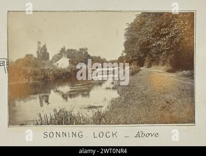 Verrouillage sonore - ci-dessus. Henry W. Tunt, photographe (britannique, 1842 - 1922) 1897 une des deux photographies illustrant une carte imprimée de Sonning, Shiplake et les environs le long de la Tamise. La photographie montre une vue de la rivière avec l'écluse de Sonning visible au loin en aval de la rivière. Le chalet de serrure se trouve sur la rive gauche de l'image. (Recto, monture) centre inférieur, ci-dessous image, imprimé à l'encre noire : 'SONNING LOCK - au-dessus [italique]' Banque D'Images