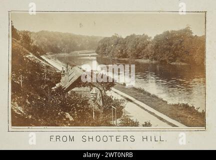 De Shooters Hill. Henry W. Tunt, photographe (britannique, 1842 - 1922) 1897 une des trois photographies illustrant une carte imprimée de Whitchurch, Pangbourne et les environs le long de la Tamise. La photographie montre une vue de la rivière et du paysage environnant depuis le sommet de la colline sur la rive gauche de l'image. Le toit et les cheminées d'une maison sont visibles parmi les arbres sur la colline. (Recto, monture) au centre inférieur, au-dessous de l'image, imprimé à l'encre noire : 'FROM SHOOTERS HILL.' Banque D'Images