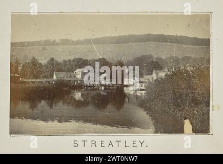 Streatley. Henry W. Tunt, photographe (britannique, 1842 - 1922) 1897 une des trois photographies illustrant une carte imprimée de Moulsford, South Stoke et les environs le long de la Tamise. La photographie montre une vue de la ville de Streatley depuis la rive opposée. (Recto, monture) centre inférieur, ci-dessous image, imprimé à l'encre noire : 'STREATLEY'. Banque D'Images