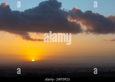 Lever de soleil sur les montagnes avec Majestic Clouds Crown Banque D'Images