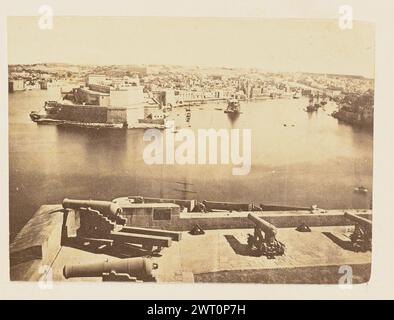 Forte Sant'Angelo à Malte. Giorgio Sommer, photographe (italien, né en Allemagne, 1834 - 1914) vers 1865 vue panoramique du fort Saint-Angelo, un fort au centre d'un port, vu de la Salut Battery, un bastion militaire. Visibles au premier plan sont des canons le long du bord du bastion, pointés dans la direction du port. Banque D'Images