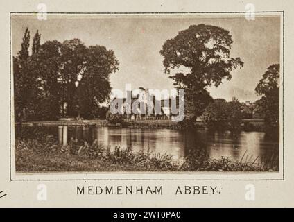 Abbaye de Medmenham. Henry W. Tunt, photographe (britannique, 1842 - 1922) vers 1886 une des deux photographies illustrant une carte imprimée de Medmenham et de ses environs le long de la Tamise. La photographie montre une vue de l'abbaye de Medmenham de l'autre côté de la rivière. (Recto, monture) au centre inférieur, au-dessous de l'image, imprimé à l'encre noire : 'MEDMENHAM ABBEY'. Banque D'Images