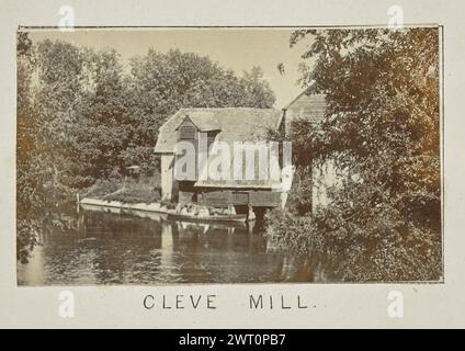 Cleve Mill. Henry W. Tunt, photographe (britannique, 1842 - 1922) 1897 une des trois photographies illustrant une carte imprimée de Moulsford, South Stoke et les environs le long de la Tamise. La photographie montre une vue de Cleeve Mill de l'autre côté de la rivière. Un bateau flotte dans l'eau juste en face du moulin, et les branches d'arbres feuillus obscurcissent partiellement la vue du mill. (Recto, monture) centre inférieur, ci-dessous image, imprimé à l'encre noire : 'CLEVE MILL'. Banque D'Images