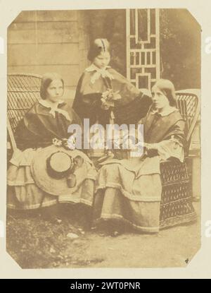 Portrait de trois jeunes femmes. Sir John Joscelyn Coghill, photographe (irlandais, 1826 - 1905) vers les années 1850 Un portrait de trois jeunes femmes, posant à l'extérieur. Deux des femmes sont assises sur des chaises en osier. Le troisième se tient entre eux, tenant un bouquet de fleurs. La femme assise à droite a un panier de fleurs sur ses genoux et la femme assise à gauche tient un chapeau. (Recto, monture) en haut à droite, crayon : '47'; Banque D'Images