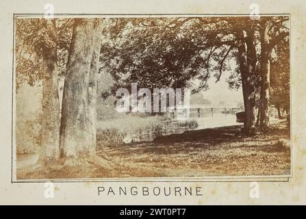 Pangbourne. Henry W. Tunt, photographe (britannique, 1842 - 1922) 1897 une des trois photographies illustrant une carte imprimée de Whitchurch, Pangbourne et les environs le long de la Tamise. La photographie montre une vue de la rivière à Pangbourne à travers des arbres poussant sur la rive. Whitchurch Bridge est visible au loin. (Recto, monture) centre inférieur, image ci-dessous, imprimé à l'encre noire : 'PANGBOURNE' Banque D'Images