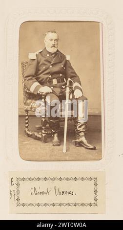 Clément Thomas. Pierre petit, photographe (français, 1832 - 1909) vers 1867 Portrait de Jacques Léon Clément-Thomas, général français. Il porte un uniforme militaire et est assis. Une épée repose contre sa jambe, le bout de la lame sur le sol. (Recto, monture) centre inférieur, typographie noire : 'PIERRE PETIT. Phot. [espace] 31. Place Cadet' ; (verso, Mount) centre supérieur, encre noire : 'Clément Thomas/(fusillé)' ; empreinte noire au centre : 'EXPOSITION UNIVERSELLE 1867/PIERRE PETIT/opère lu même/31. Place Cadet/PARIS' ; (recto, page d'album) en bas au centre, en dessous de l'image, encre noire sur blanc PA Banque D'Images