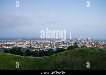 Lever de soleil sur le paysage urbain d'Auckland depuis Mount Eden Summit'Sunrise Banque D'Images