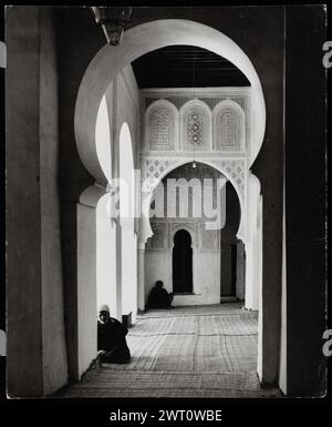 Maroc Fès plaque de la mosquée andalouse 60. Swaan, Wim. 1967 ou avant matériaux de production photographique pour le Maroc : Marrakech, Fès, Rabat des photographies d'architecture ont été sélectionnées et numérisées à partir de ces matériaux. Les portraits, les images ethnographiques et les images d'objets de musée ont été exclus. Les images numériques sont classées géographiquement, d'abord par pays, puis par ville, puis par site complexe ou monument, avec tous les noms dans l'ordre alphabétique. Les noms de lieux sont dérivés du Getty Thesaurus of Geographic Names (TGN)®, des rubriques de la Bibliothèque du Congrès et des publications savantes. Image publiée Banque D'Images