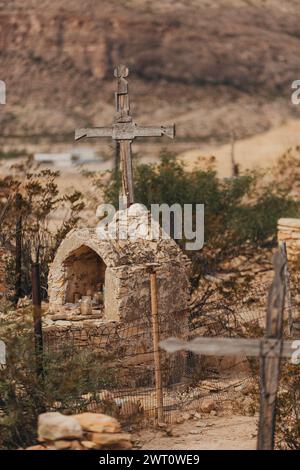 Sanctuaire sur une tombe dans le cimetière de Terlingua, Texas Banque D'Images