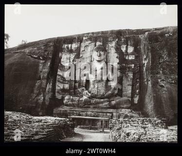 Sri Lanka (Ceylan) Polonnaruwa Gal Vihāra colossal Bouddha image non publiée 1. Swaan, Wim. 1966 ou plus tôt matériaux de production photographique pour les villes perdues d'Asie : Ceylan, Pagan, Angkor des photographies d'architecture ont été sélectionnées et numérisées à partir de ces matériaux. Les portraits, les images ethnographiques et les images d'objets de musée ont été exclus. Les images numériques sont classées géographiquement, d'abord par pays, puis par ville, puis par site complexe ou monument, avec tous les noms dans l'ordre alphabétique. Les noms de lieux sont dérivés du Getty Thesaurus of Geographic Names (TGN)®, Library of Congress Subject HE Banque D'Images