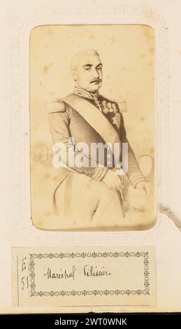 Maréchal Pélissier. Inconnu, photographe vers 1860–1870 photographie d'un portrait peint d'aimable Pélissier, maréchal de France et 1er duc de Malakoff. Il est représenté portant une veste militaire avec une écharpe, des épaulettes et de multiples médailles. C'est un homme plus âgé avec une moustache courte et sombre. (Verso, monture) centre supérieur, encre noire : 'Pélissier No ov['ov' barré] 1109' ; (recto, page d'album) centre inférieur, image ci-dessous, encre noire sur papier blanc : 'E/51 [espace] Maréchal Pélissier.'; Banque D'Images