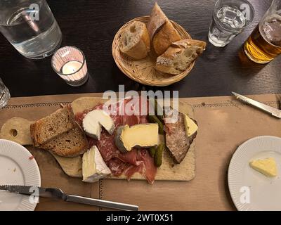 Planche de charcuterie avec fromage, viandes italiennes, baguette, beurre Banque D'Images