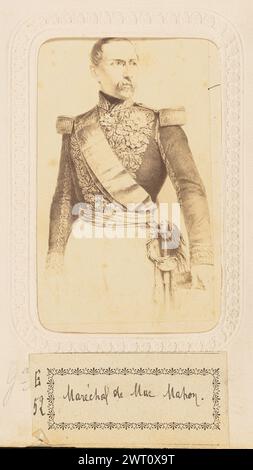 Maréchal de MacMahon. Inconnu, photographe vers 1860–1865 photographie d'un portrait illustré de Patrice de MacMahon, ancien maréchal de France et président de France. Il est représenté portant une veste militaire fortement brodée avec une écharpe et des épaulettes. Un sabre est suspendu à son côté. (Verso, monture) centre supérieur, encre noire : 'Mac Mahon/No 1110' ; (recto, page album) centre inférieur, au-dessous de l'image, crayon : 'GA[illisible]' ; centre inférieur, au-dessous de l'image, encre noire sur papier blanc : 'E/52 [Space] Maréchal de Mac Mahon.'; Banque D'Images